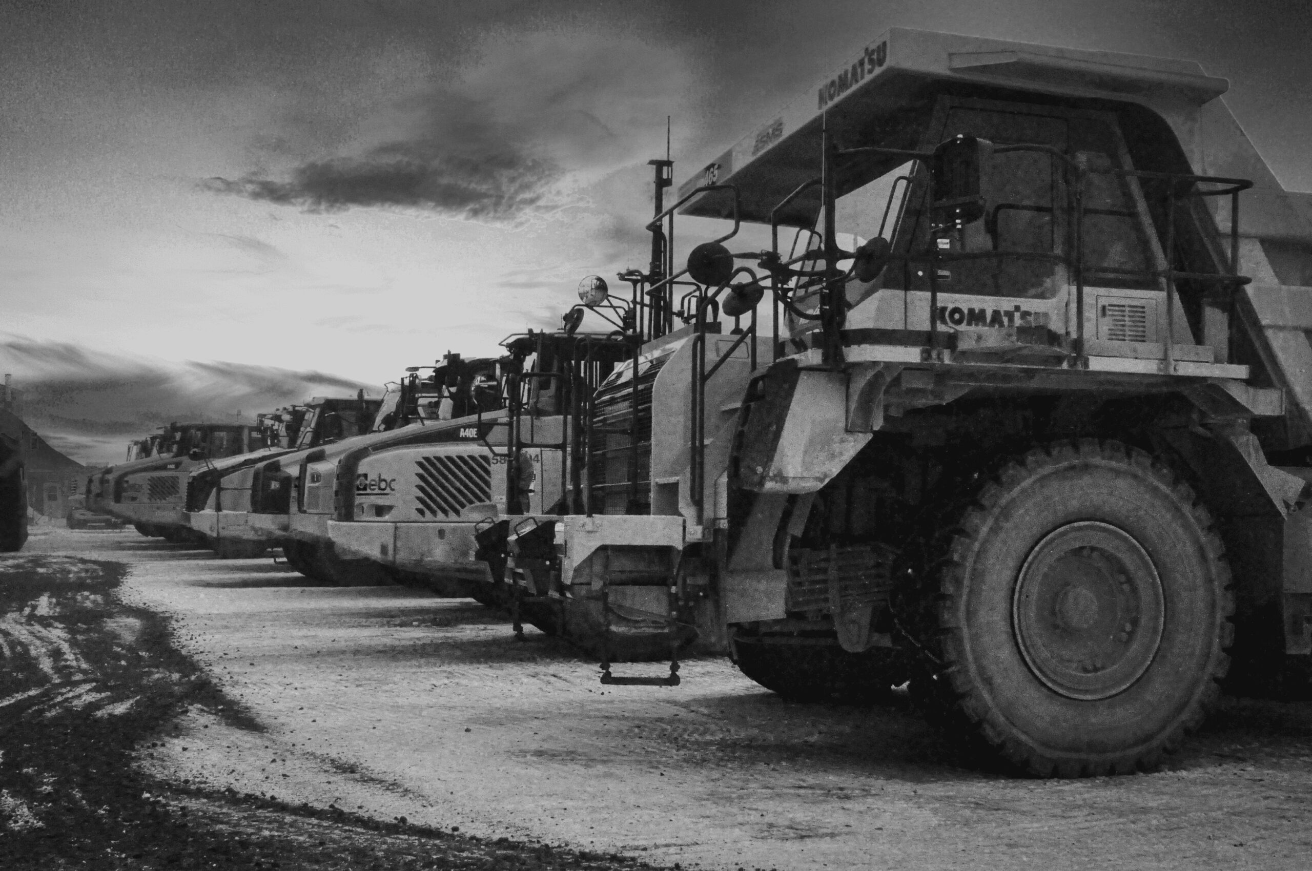 Gros camion allignés les uns à côté des autres