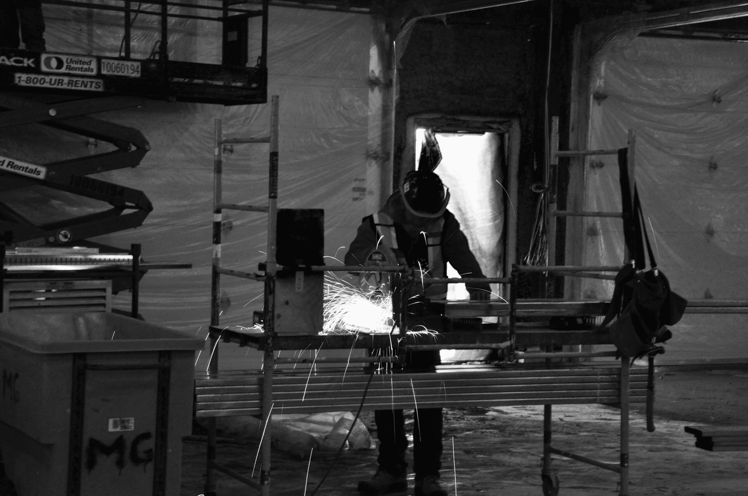 Homme sur un chantier de construction effectuant une découpe