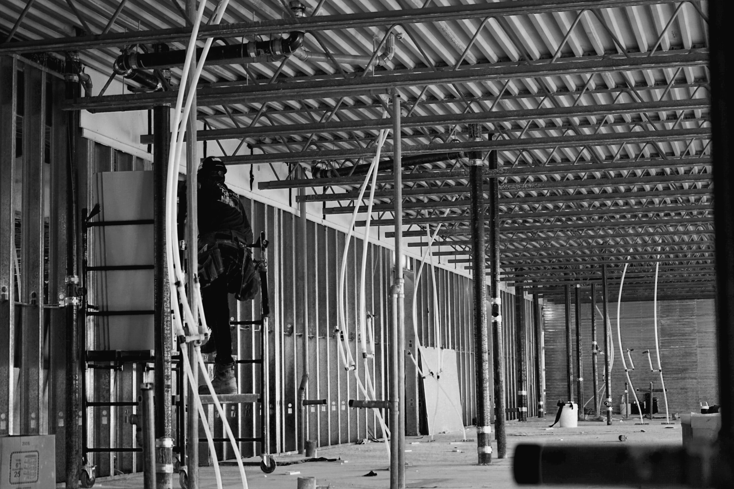 Homme travaillant sur un chantier de construction