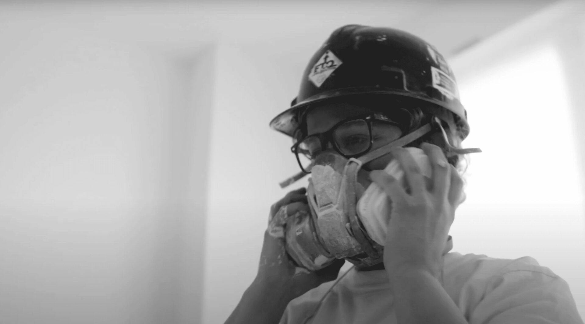 Personne sur un chantier de construction FTQ avec un masque de protection