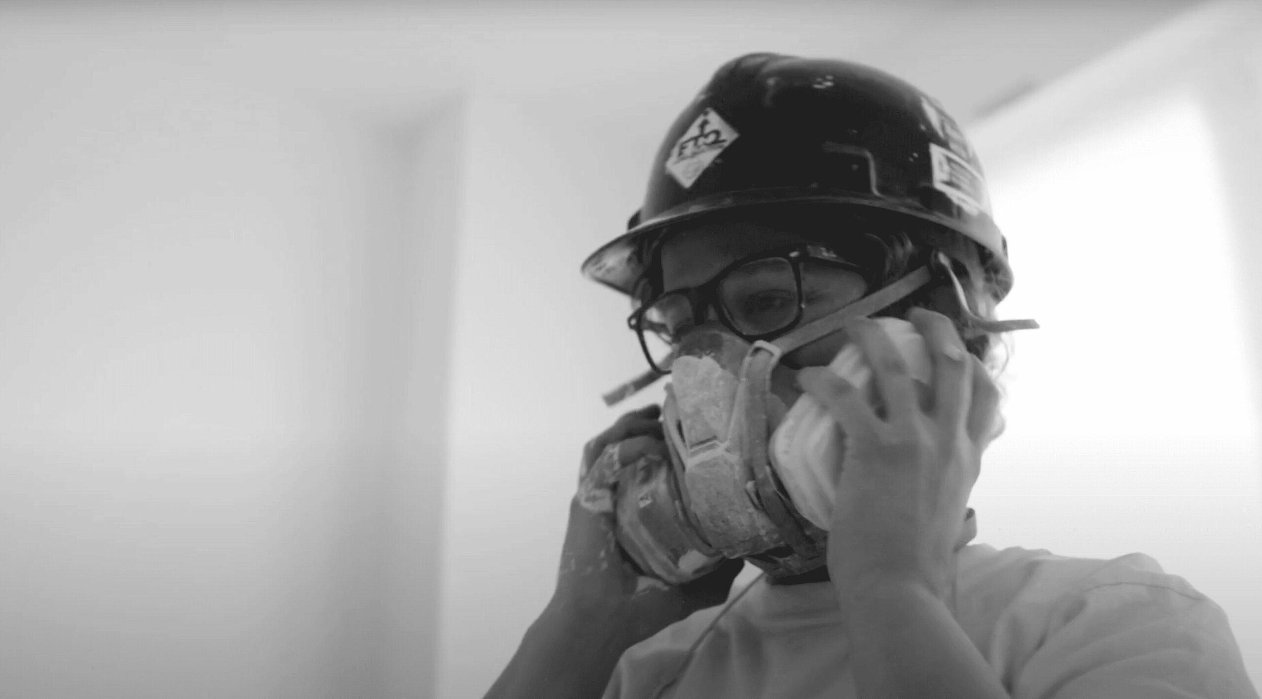 Personne sur un chantier de construction FTQ avec un masque de protection